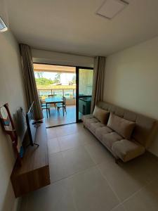 uma sala de estar com um sofá e uma mesa em Beira-mar Tamandaré / Carneiros em Tamandaré