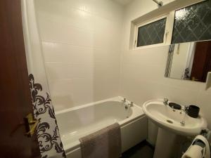 Kúpeľňa v ubytovaní Serene 4BR in Harborne Close to QE Hospital, Harborne Centre