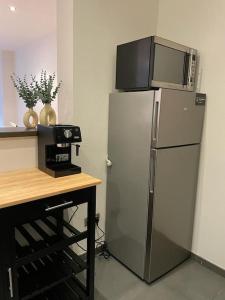 uma cozinha com um frigorífico e um micro-ondas em cima em Apartment Testerep in Westende-Bad 150 m van het strand met garage voor 5 personen em Middelkerke