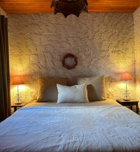 Säng eller sängar i ett rum på La Maison de Paul en Aubrac - Lozère