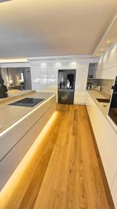 Kuchyň nebo kuchyňský kout v ubytování Luxurious 150m² Home + Pool + Garden