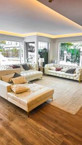 Uma área de estar em Luxurious 150m² Home + Pool + Garden