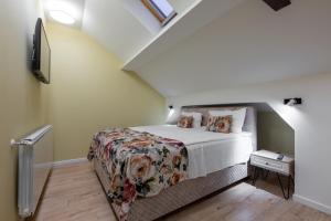 Konak Sibiu في سيبيو: غرفة نوم بسرير في العلية