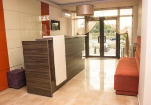 a living room with a counter and a window at Nobel Residence in Mamaia Sat/Năvodari +31 photos
