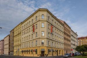 布拉格的住宿－布拉格市中心廣場酒店，街道拐角处的黄色大建筑
