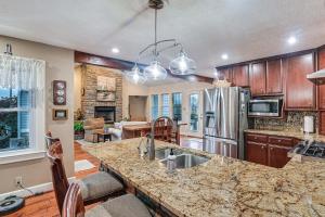 Η κουζίνα ή μικρή κουζίνα στο Midway Home on 22 Acres Near Bourbon Trail!