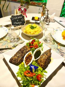 une table avec plusieurs assiettes de nourriture dans l'établissement Olho D'Água Pousada, à Guaramiranga