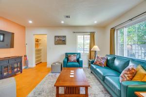 Ideally Located Tucson Townhome 2 Mi to Downtown! في توسان: غرفة معيشة مع أريكة زرقاء وطاولة