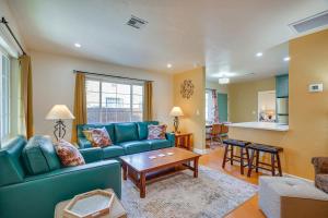 Ideally Located Tucson Townhome 2 Mi to Downtown! في توسان: غرفة معيشة مع أريكة زرقاء وطاولة