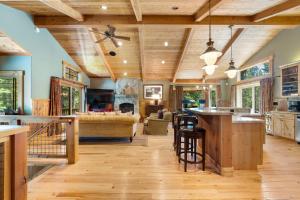 cocina y sala de estar con techos de madera en Emerald Retreat on the West Shore - 3 BR with Hot Tub, Pool Table, Wooded Views, en Homewood