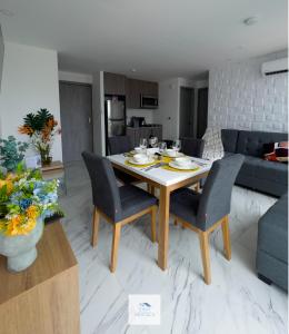 uma sala de jantar e sala de estar com mesa e cadeiras em H New Apartment, Great Hosts and Location na Cidade do Panamá