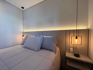 Cama ou camas em um quarto em Reserva das Orquídeas 304B - Borges Centro Gramado