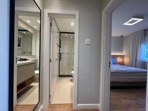Cama ou camas em um quarto em Reserva das Orquídeas 304B - Borges Centro Gramado