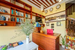 una librería con un ordenador portátil en un mostrador de madera en Riverside Oasis Hoi An Ancient Villa en Hoi An