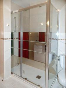 Bilik mandi di Apartamento completo con wifi en Betanzos +10 gambar