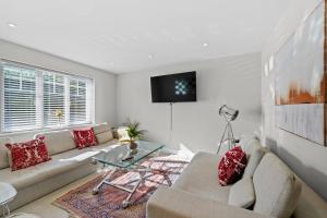 uma sala de estar com um sofá e uma mesa de vidro em Luxury Detached New 5 Bedroom House Ascot - Parking Private Garden em Winkfield
