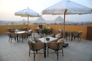 Rõdu või terrass majutusasutuses Pyramids Heart Hotel