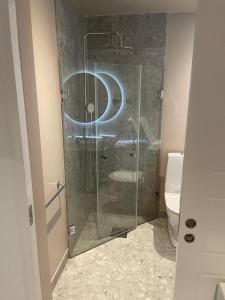 eine Dusche mit Glastür im Bad in der Unterkunft 2- bed Apartment in Sollentuna in Sollentuna