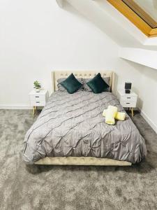 1 dormitorio con 1 cama con 2 almohadas en Luxurious & modern large house 9mins drive to town en Beeston Hill