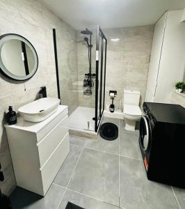 baño con lavabo y espejo en Luxurious & modern large house 9mins drive to town en Beeston Hill