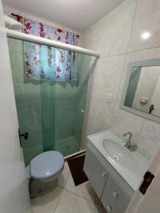y baño con aseo, ducha y lavamanos. en Nacif&Alcantara Suítes, en Tamoios