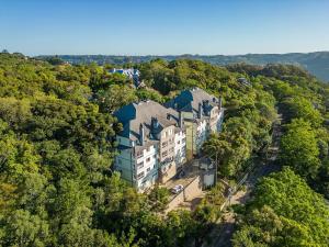 an aerial view of a building in the middle of a forest at Jardins de Gramado 402 B - 3 suítes e linda vista in Gramado