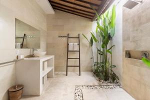 Bilik mandi di Villa West Indies Ubud, close to Ubud center +21 gambar