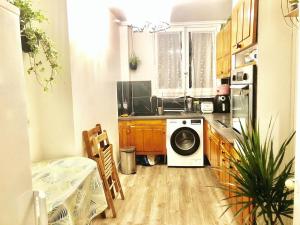 Kuchyň nebo kuchyňský kout v ubytování Big apartment 10 minuits from Notre Dame de Paris + 10 fotografií