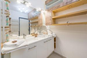 uma casa de banho com um lavatório e um espelho em LE RIVIERA 13 Apartment for 6 By Sunset Riviera Holidays em Théoule-sur-Mer