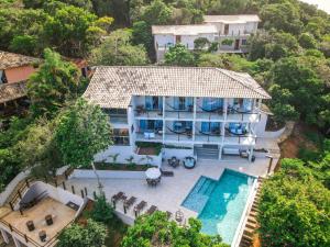 an aerial view of a house with a swimming pool at Pousada Peninsula de Buzios in Búzios