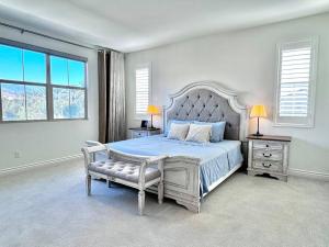 um quarto com uma cama, uma cadeira e uma janela em Refined Luxury Living in the Heart of Irvine! em Irvine