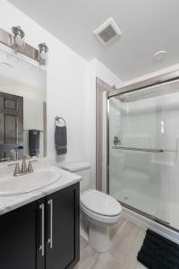 uma casa de banho com um WC, um lavatório e um chuveiro em The Sundance Cabin em Valemount