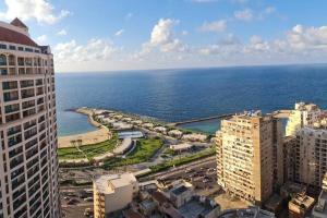 - une vue aérienne sur la ville et l'océan dans l'établissement San Stefano Plaza, à Alexandrie