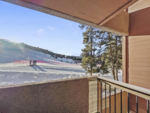 銅山的住宿－SL299 Spruce Lodge 2Br 2Ba condo，从阳台上可欣赏到滑雪胜地的景色