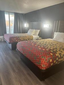 una camera d'albergo con due letti e una finestra di Econo Lodge Calhoun South a Calhoun Altre 3 foto