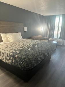 una camera da letto con un letto e un divano di Econo Lodge Calhoun South a Calhoun