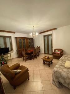 un salon avec un canapé, un lit et une table dans l'établissement CASA VACANZE Da Mario Lu Ciclista, à Spello