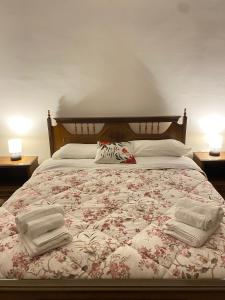 um quarto com uma cama com duas toalhas em CASA VACANZE Da Mario Lu Ciclista em Spello