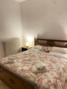 une chambre avec un lit avec des serviettes dessus dans l'établissement CASA VACANZE Da Mario Lu Ciclista, à Spello 31 autres photos