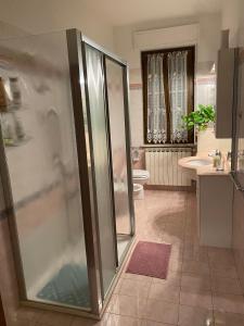 斯佩洛的住宿－CASA VACANZE Da Mario Lu Ciclista，带淋浴、卫生间和盥洗盆的浴室