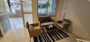 ein Wohnzimmer mit einem Tisch und Stühlen im Zimmer in der Unterkunft Edificio Regata INN in Buenaventura