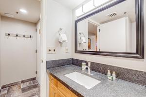 W łazience znajduje się umywalka i lustro. w obiekcie Park City Charmer w mieście Park City
