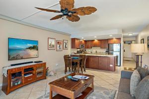 Η κουζίνα ή μικρή κουζίνα στο Kamaole Sands 9-301 - Luxury Renovation, Split AC