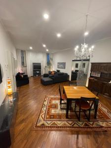 ein Wohnzimmer mit einem Tisch und einem Sofa in der Unterkunft Appartamento Crisopoli in pieno centro a Parma in Parma