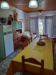 cocina con mesa amarilla y nevera en Casa Balneario Orense en 