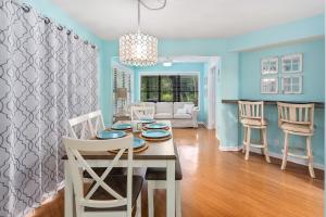 una sala da pranzo e un soggiorno con tavolo e sedie di Harbour Oaks 101 a Saint Simons Island