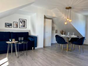 sala de estar con sofá azul y 2 mesas en Design Apartment, Küche, Smart-TV, WLAN, en Essen