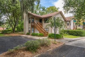 una casa con una scala davanti di Harbour Oaks 101 a Saint Simons Island