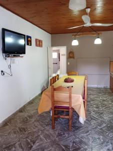 comedor con mesa y TV en Casa Balneario Orense en 