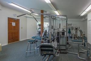 una palestra con sedie e attrezzature in camera di Harbour Oaks 101 a Saint Simons Island